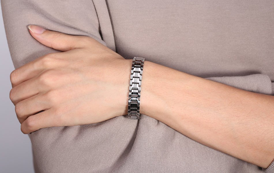 Men's stainless steel bracelet with gold edge, stylish jewelry accessory featuring a sleek design and polished finish.